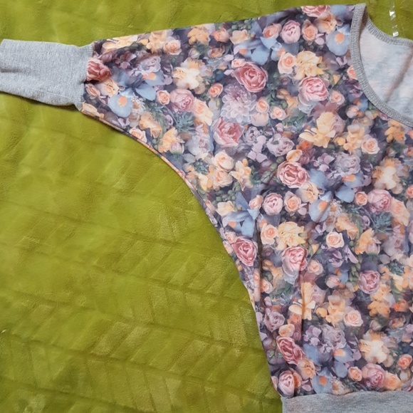 5/$25! Floral 3/4 dolmen sleeve sweatshirt - Picture 2 of 4